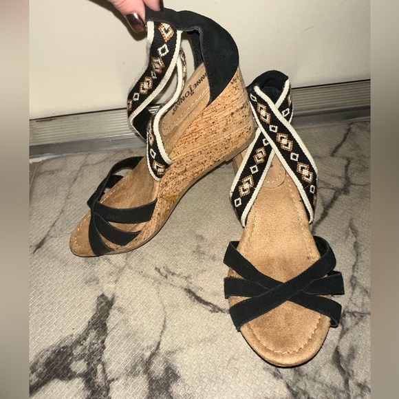 Minnetonka women’s bohemian western leather cork wedge heel sandal slip on 8 - Picture 1 of 10